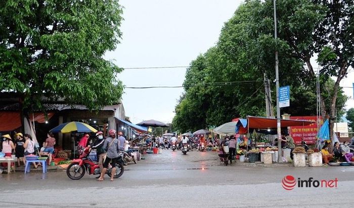 Ki ốt không phép 'mọc' ven quốc lộ, giao thông lộn xộn thị trấn vùng biên