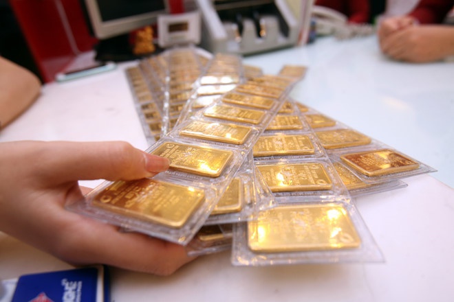 Điểm tin sáng: Đua nhau bán tháo, giá vàng giảm sốc