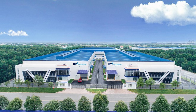 Cầm cờ chống dịch ở khu công nghiệp