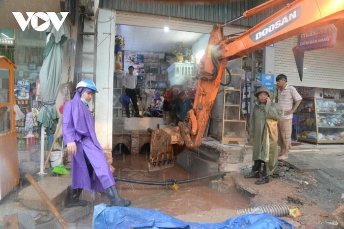 Mưa lớn, đường ở thành phố Hạ Long biến thành sông do dự án thi công kéo dài Mưa lớn, đường ở thành phố Hạ Long biến thành sông do dự án thi công kéo dài