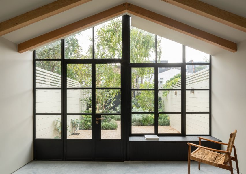 Thiết kế cửa sổ ấn tượng với khung cảnh đầy hấp dẫn và bình yên -  