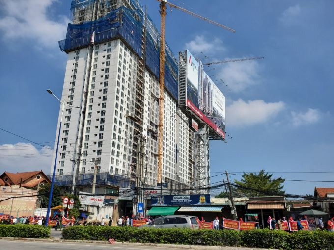 Bất động sản 24h: Nội bộ chủ đầu tư mâu thuẫn, khách hàng lo mất trắng