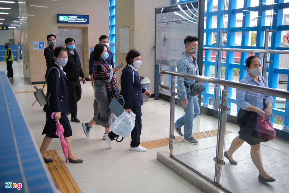 Dân công sở đi làm bằng tàu để tiết kiệm xăng, tránh tắc đường