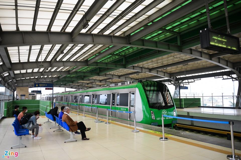 Tàu Cát Linh - Hà Đông vắng khách trong ngày đầu bán vé