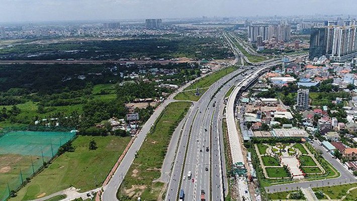 Bất động sản 24h: Nhiều nhà đầu tư gom đất nền vùng ven TP.HCM đón đầu hạ tầng