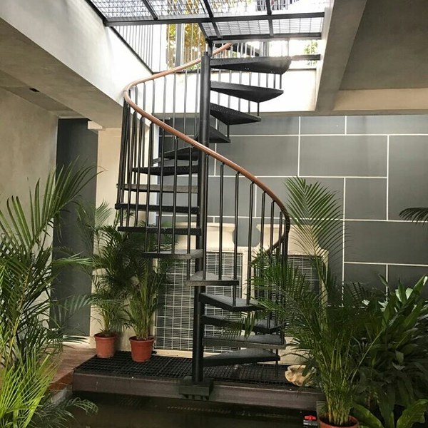 Cầu thang xoắn ốc: Cầu thang xoắn ốc là một trong những kiểu thiết kế cầu thang độc đáo và đẹp mắt. Với sự bố trí quanh trục xoắn ốc, cầu thang trở nên nhẹ nhàng, thanh thoát và tinh tế. Nếu bạn đang tìm kiếm một sự lựa chọn thiết kế hiện đại cho căn nhà của mình, cầu thang xoắn ốc chắc chắn là sự lựa chọn hoàn hảo.