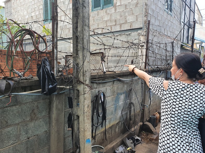 1 hộ dân mệt mỏi khi lối đi duy nhất bị bít kín