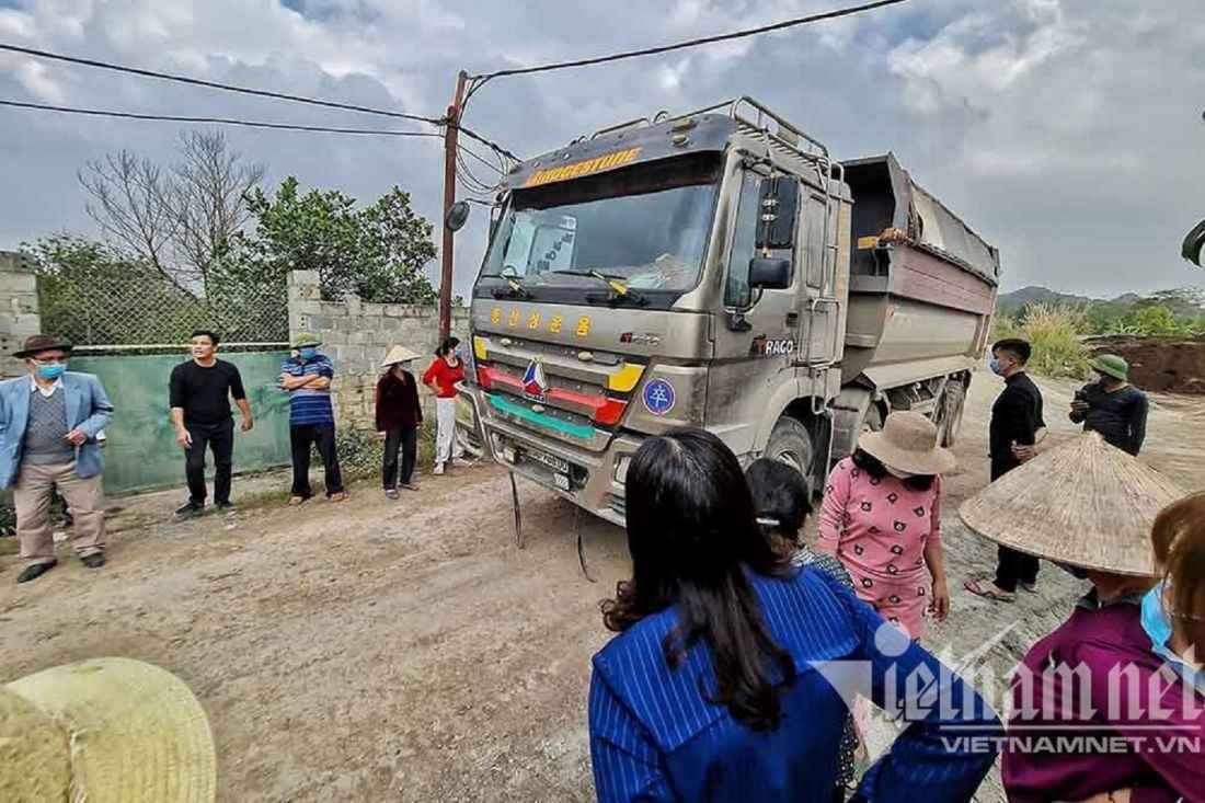 Bãi thải lạ mọc sát nhà, dân làng ở Hà Nội kêu cứu vì bị mùi hôi 'tra tấn'