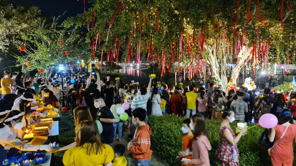 Hàng ngàn người tham dự “Đêm hội hoa đăng” tại EcoLakes Mỹ Phước