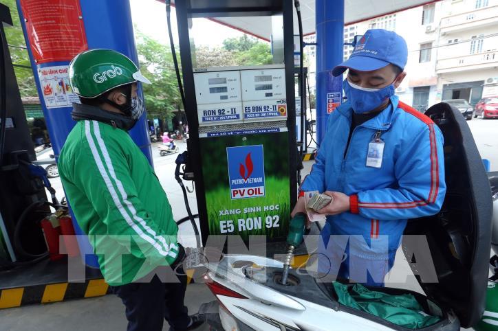 Giá xăng tăng tiếp gần 1.000 đồng/lít