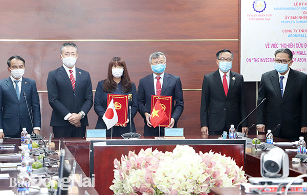 Thương mại dịch vụ phát triển chậm