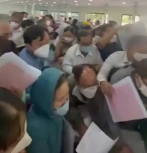 Họp khẩn liên quan việc người dân chen lấn đi làm giấy tờ đất từ 4 giờ sáng