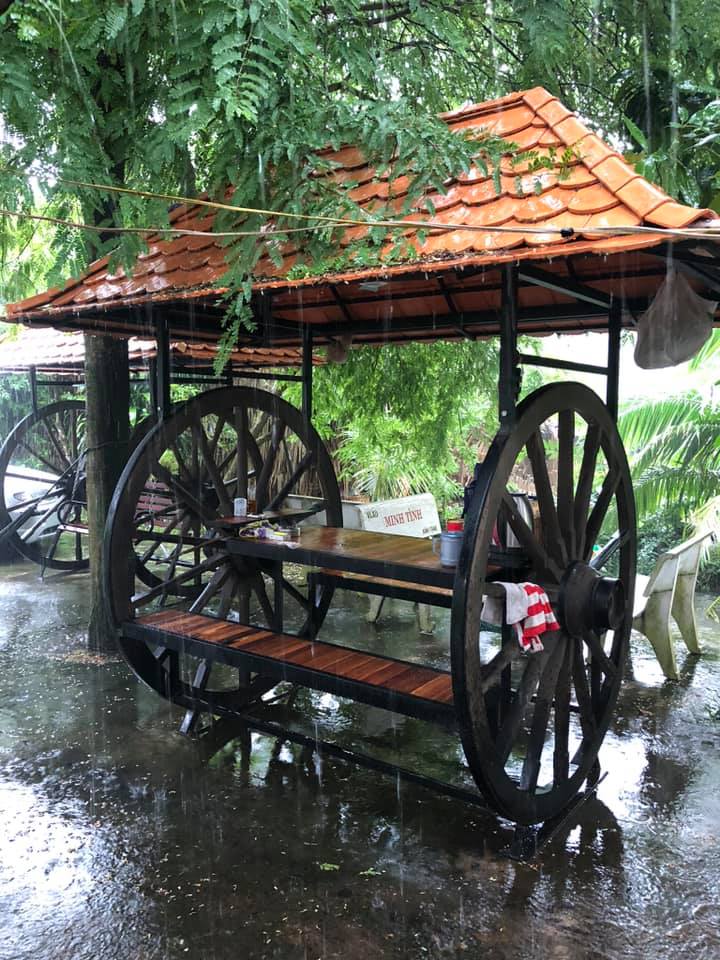 Trang trí sân vườn bằng bánh xe cũ bằng gỗ độc đáo - CafeLand.Vn