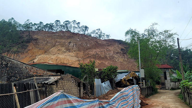 Tiến độ cao tốc ì ạch vì nhiều hộ dân cố thủ nơi ở cũ