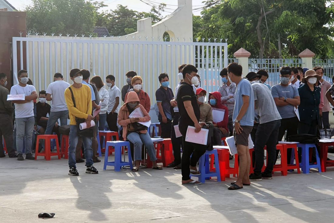 Bình Phước: Hàng trăm người chen lấn, ngã lăn quay khi xếp hàng làm sổ đỏ