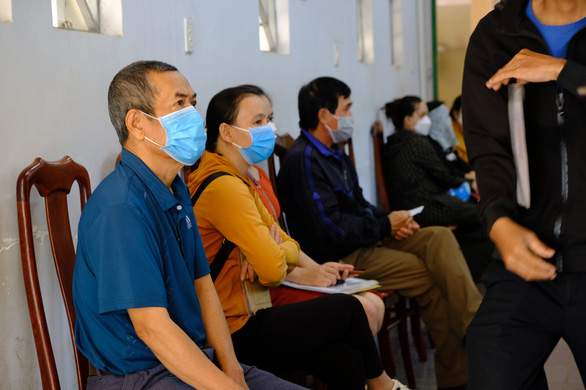 Bỏ việc nương rẫy để xếp hàng từ tinh mơ chờ cấp sổ đỏ, 'chầu chực' 2 ngày mới xong