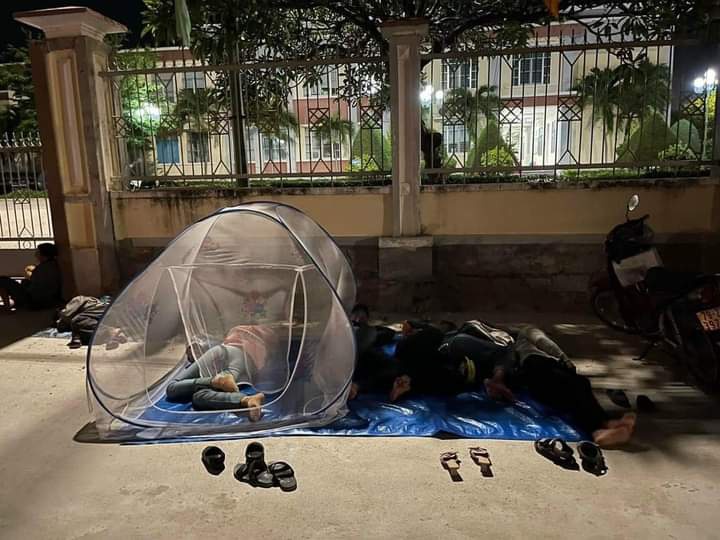 Nửa đêm đi làm thủ tục đất đai