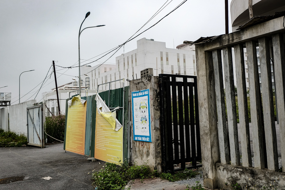 Cảnh hoang vắng hai cơ sở bệnh viện Bạch Mai, Việt Đức ngàn tỉ khánh thành rồi… đóng cửa Cảnh hoang vắng hai cơ sở bệnh viện Bạch Mai, Việt Đức ngàn tỉ khánh thành rồi… đóng cửa