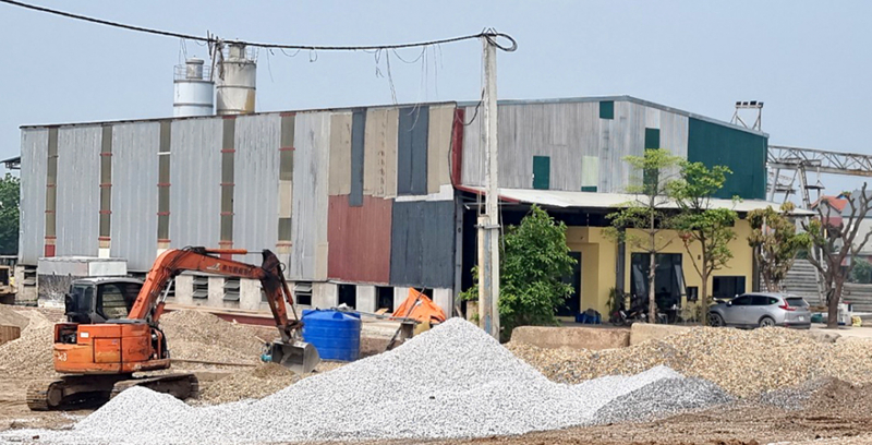 Ẩn họa từ những công trình mọc sát chân đê sông Hồng