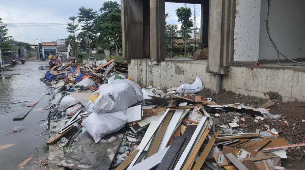 Sống ở chung cư ngổn ngang gạch đá, cẩu tháp chưa tháo ở TP.HCM Sống ở chung cư ngổn ngang gạch đá, cẩu tháp chưa tháo ở TP.HCM