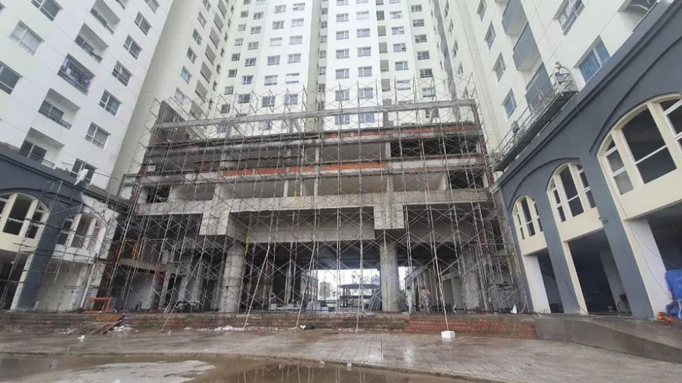 Sống ở chung cư ngổn ngang gạch đá, cẩu tháp chưa tháo ở TP.HCM Sống ở chung cư ngổn ngang gạch đá, cẩu tháp chưa tháo ở TP.HCM