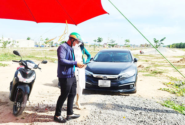 Rủ nhau đi làm 'cò' đất Rủ nhau đi làm 'cò' đất