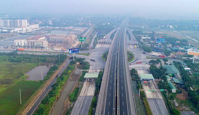 Phát triển hạ tầng giao thông:
Phát triển hạ tầng giao thông là một trong những mục tiêu quan trọng của Việt Nam trong thời gian tới. Việt Nam đang tập trung đầu tư vào các tuyến đường sắt, đường bộ và cầu đường để đáp ứng nhu cầu đi lại và phục vụ cho sự phát triển của đất nước. Điều này giúp cho tình hình kinh tế phát triển nhanh chóng và hiệu quả hơn.