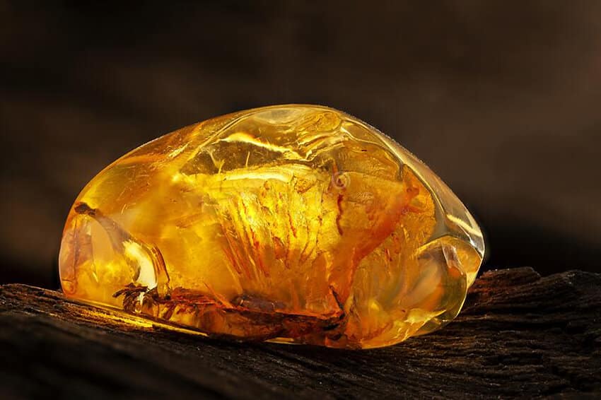 Đá hổ phách Amber vàng nâu: Công dụng, ý nghĩa phong thủy và mệnh hợp