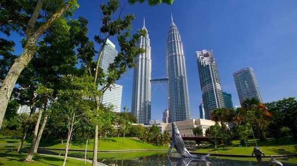 Ghé thăm tòa tháp đôi Petronas cao chọc trời ở Malaysia