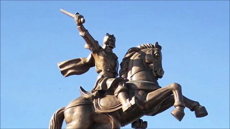 Tượng Vua Quang Trung cưỡi chiến mã