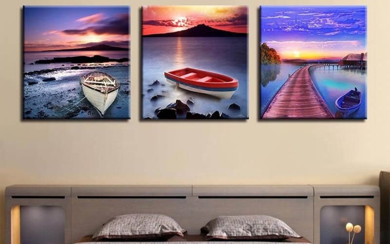 Bức tranh treo trong phòng ngủ thể hiện gu thẩm mỹ của gia chủ