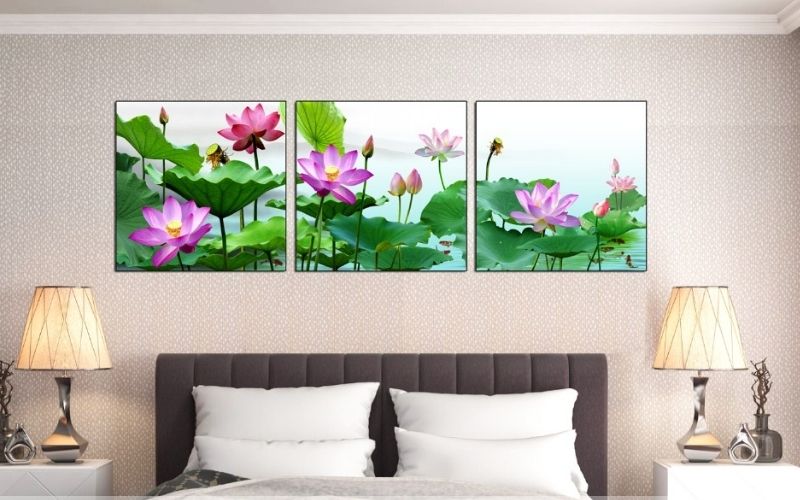 Tranh phòng ngủ mệnh thủy chủ đề hoa sen rực rỡ