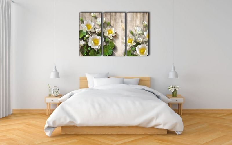 Tranh treo tạo điểm nhấn nổi bật trong căn phòng