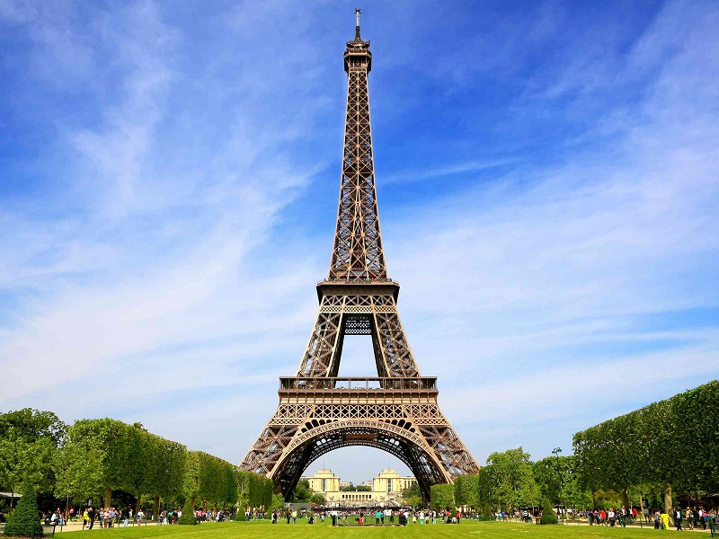 Tháp Eiffel không chỉ là một điểm tham quan du lịch nổi tiếng mà còn là biểu tượng của đất nước Pháp