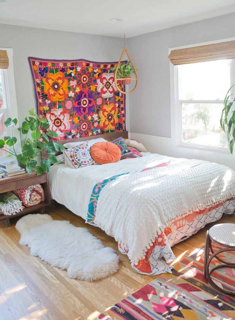 Ý tưởng trang trí tường phòng ngủ đầy màu sắc chào đón hè