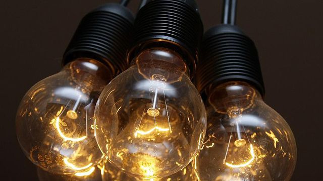 Thủ tướng chỉ thị tăng cường tiết kiệm điện: Hạn chế sử dụng bóng đèn sợi đốt, không bật điều hòa dưới 26 độ...