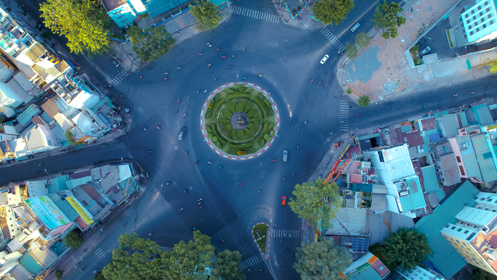 Vòng xoay công trường Dân Chủ