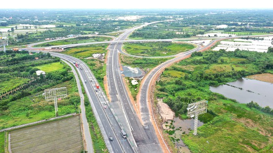 Cao tốc Đồng bằng sông Cửu Long: Xây cầu cạn nhiều lợi thế nhưng chi phí cao gấp 2,6 lần so với phương án đắp nền
