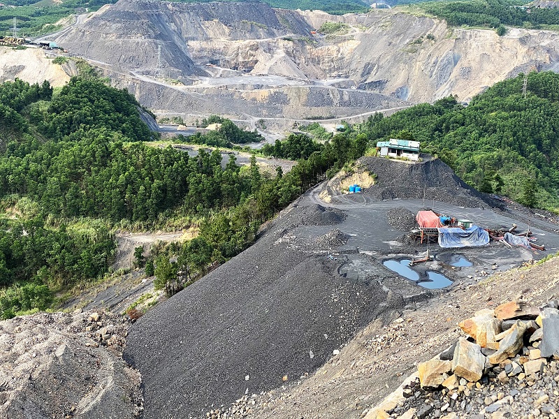 Quảng Ninh bắt đầu thí điểm chế biến đất đá thải từ mỏ than làm vật liệu gia cố, đắp nền trên địa bàn