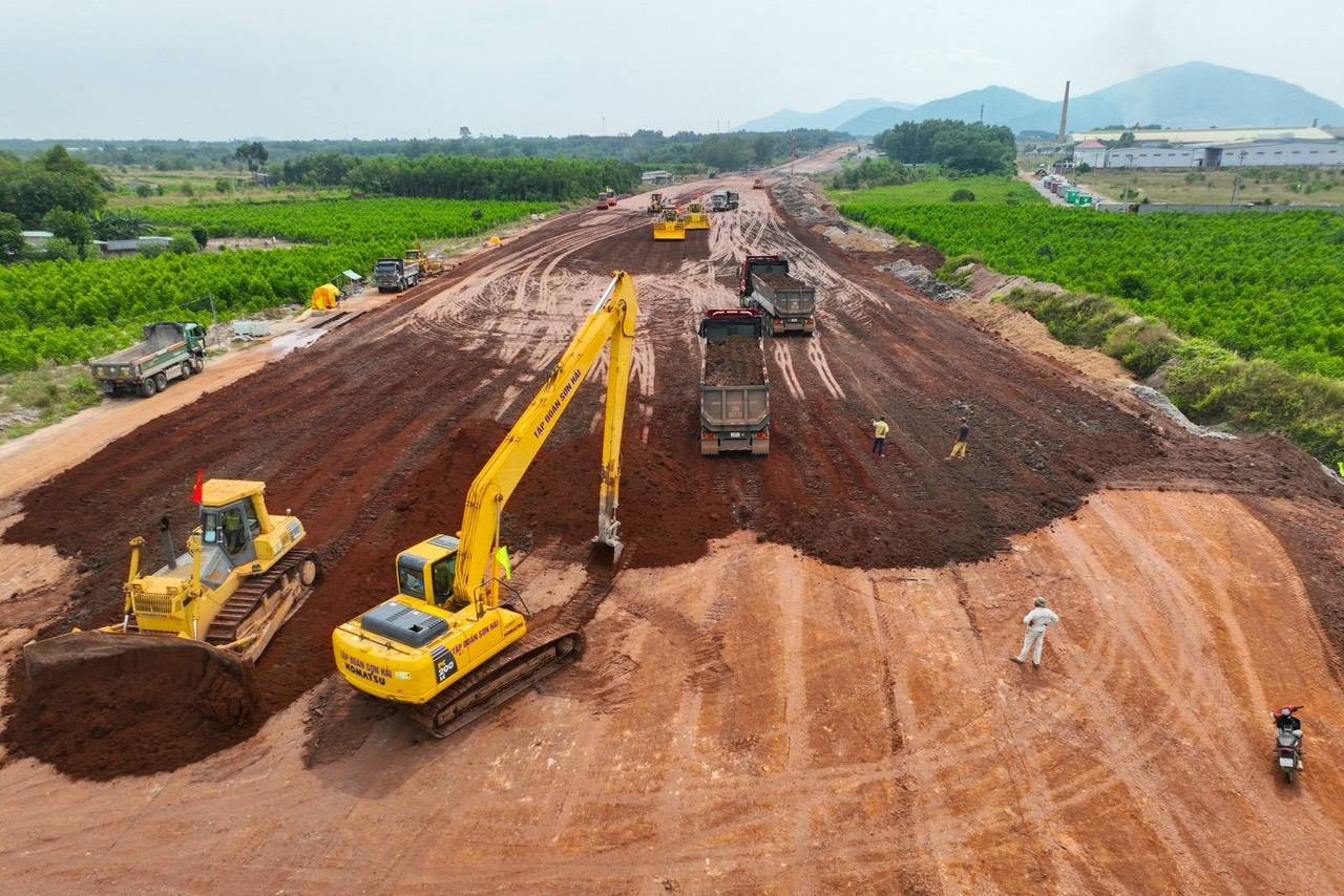 Kiến nghị cho khai thác đất đắp để đảm bảo tiến độ cao tốc Biên Hòa - Vũng Tàu
