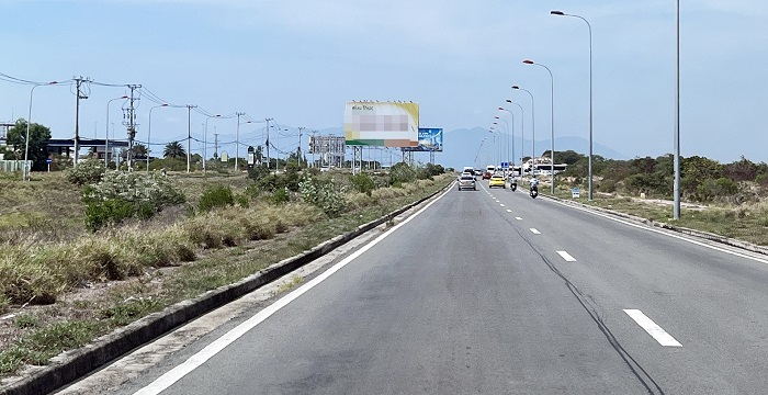 カムラン空港とロンホー橋を結ぶ道路の起点