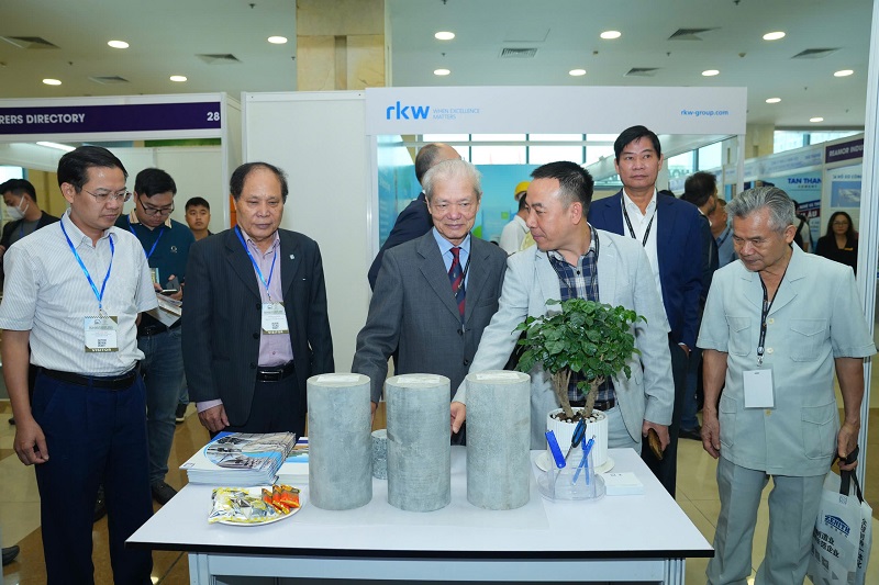 Có gì tại triển lãm máy móc, thiết bị và công nghệ xi măng, bê tông Việt Nam 2024?- Ảnh 1. Có gì tại triển lãm máy móc, thiết bị và công nghệ xi măng, bê tông Việt Nam 2024?- Ảnh 1.