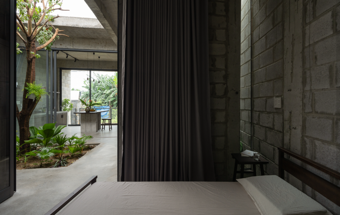 Nhà gạch bê tông cây mọc xuyên qua mái mang phong cách hiện đại tại Quảng Ngãi- Ảnh 10. Nhà gạch bê tông cây mọc xuyên qua mái mang phong cách hiện đại tại Quảng Ngãi- Ảnh 10.