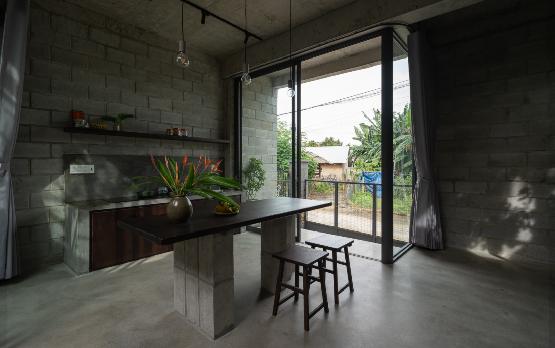 Nhà gạch bê tông cây mọc xuyên qua mái mang phong cách hiện đại tại Quảng Ngãi- Ảnh 12. Nhà gạch bê tông cây mọc xuyên qua mái mang phong cách hiện đại tại Quảng Ngãi- Ảnh 12.