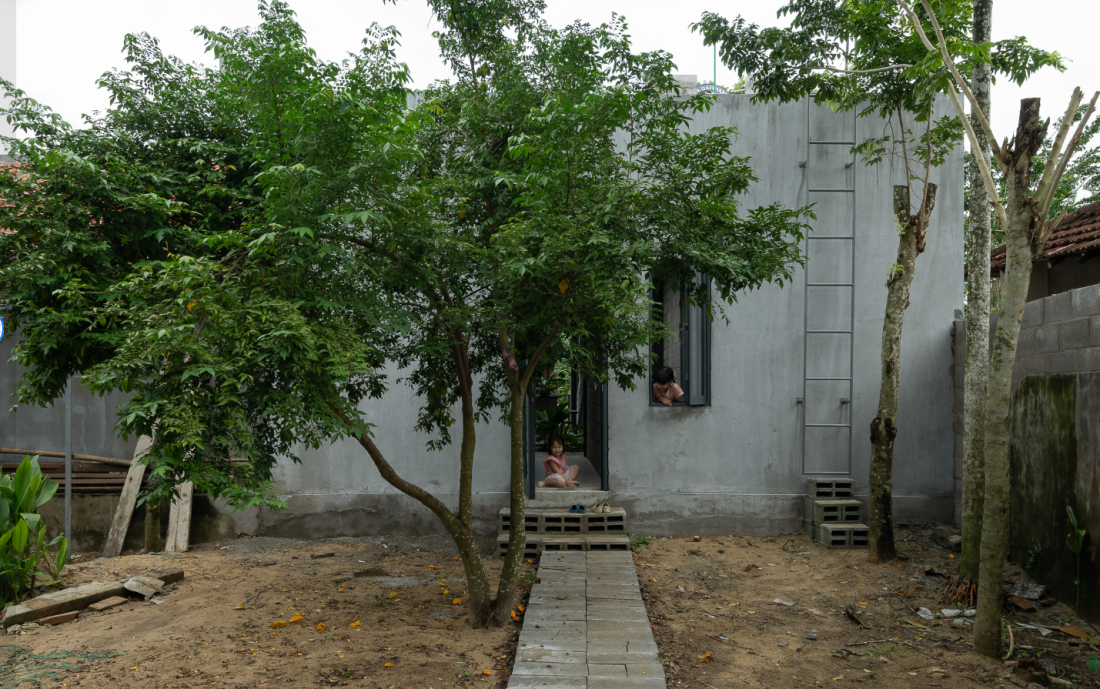 Nhà gạch bê tông cây mọc xuyên qua mái mang phong cách hiện đại tại Quảng Ngãi- Ảnh 15. Nhà gạch bê tông cây mọc xuyên qua mái mang phong cách hiện đại tại Quảng Ngãi- Ảnh 15.