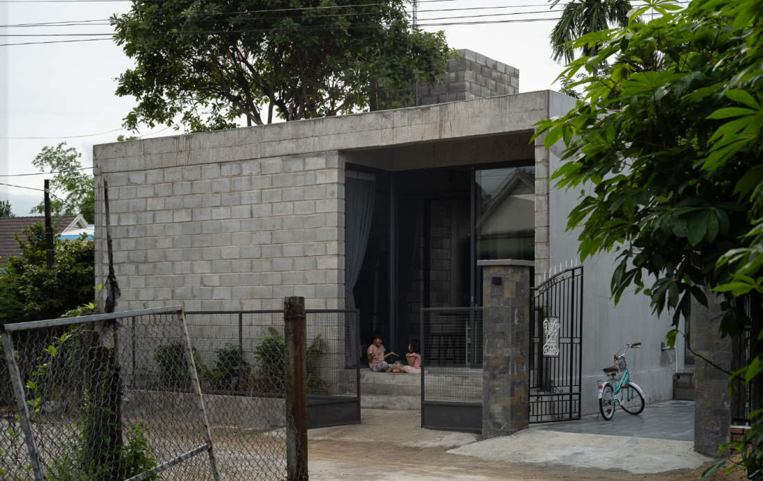 Nhà gạch bê tông cây mọc xuyên qua mái mang phong cách hiện đại tại Quảng Ngãi- Ảnh 2. Nhà gạch bê tông cây mọc xuyên qua mái mang phong cách hiện đại tại Quảng Ngãi- Ảnh 2.