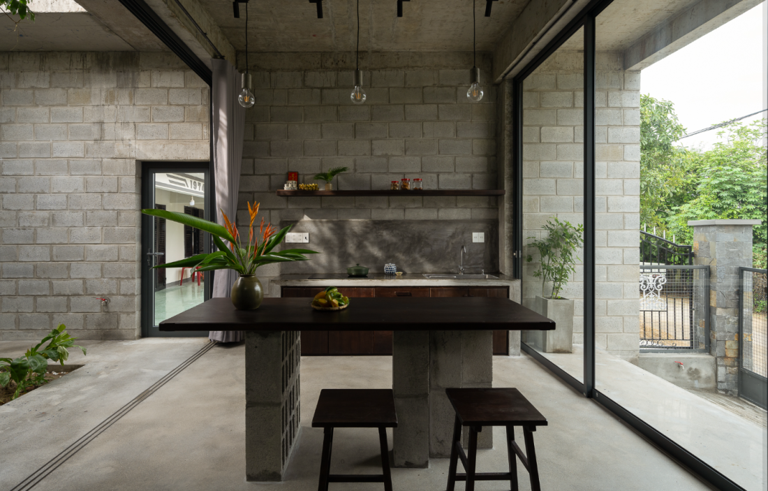 Nhà gạch bê tông cây mọc xuyên qua mái mang phong cách hiện đại tại Quảng Ngãi- Ảnh 5. Nhà gạch bê tông cây mọc xuyên qua mái mang phong cách hiện đại tại Quảng Ngãi- Ảnh 5.