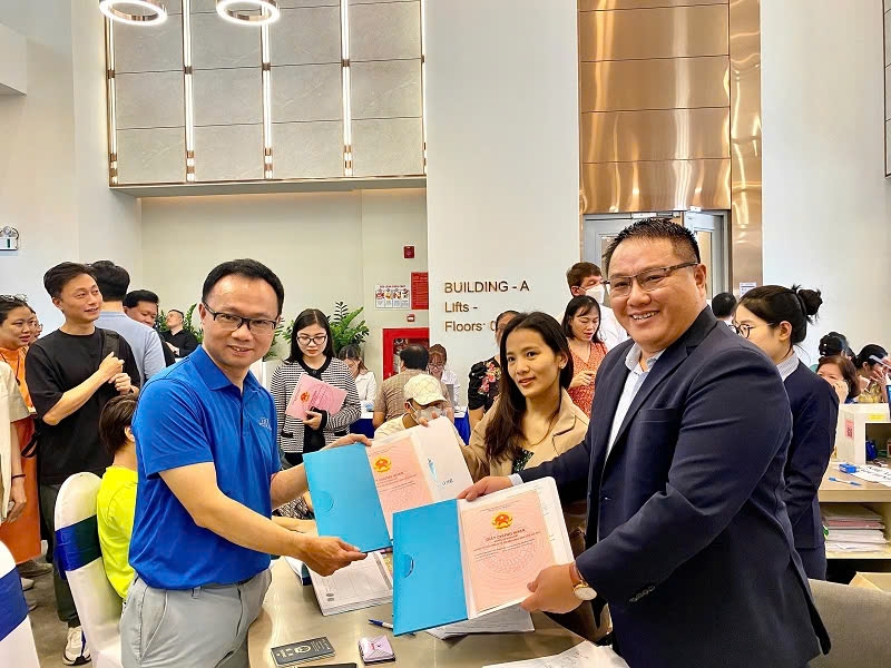 Cư dân Happy One Central nhận sổ sớm vượt kỳ vọng- Ảnh 2.