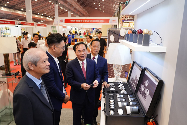 Triển lãm nội thất, vật liệu giảm giá kịch sàn, đón cao điểm xây dựng cuối năm- Ảnh 1.