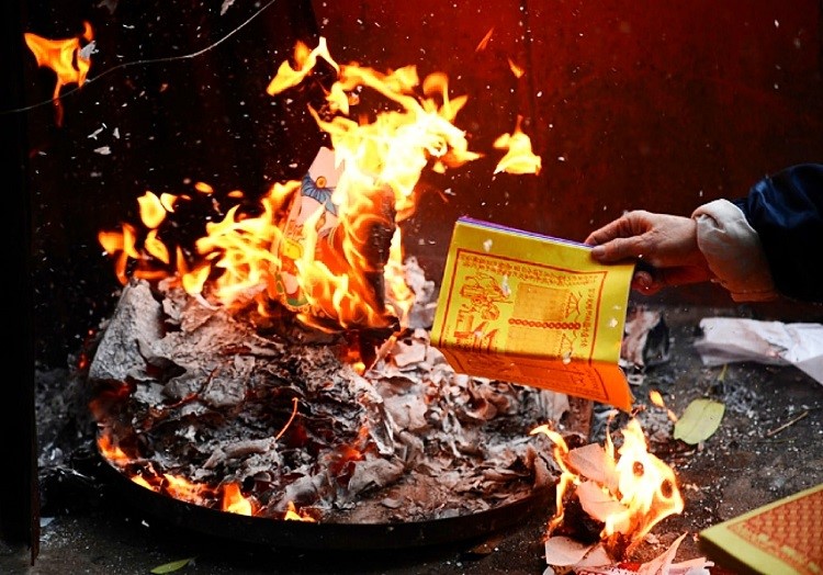 Năm 2025, đốt vàng mã tại ban công nhà chung cư: Có bị xử phạt không?- Ảnh 1.